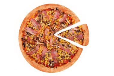 Tavuk göğsü, mısır, pastırma ve mantarlı leziz pizza. Biraz kesilmiş, beyaz arka planda izole edilmiş, üst manzara.