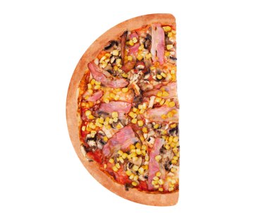 Tavuk göğsü, mısır, pastırma ve mantarlı leziz pizzanın yarısı beyaz arka planda izole.