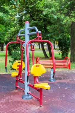 Parkta renkli eğitim aparatı. Spor ve sağlıklı yaşam konsepti