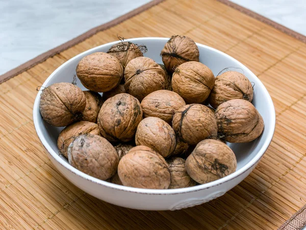 Cuenco Blanco Con Nueces Frescas Sucias Justo Después Cosecha —  Fotos de Stock