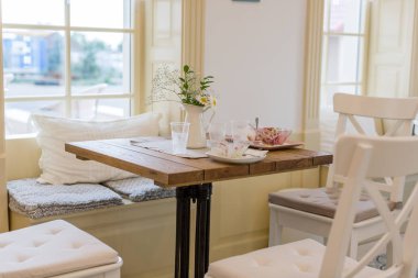 Kirli boş tabak ve bardak yedikten sonra güzel kafede masada