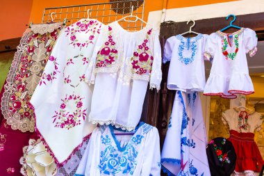 Güzel parlak etnik gömlek ve bir sokak mağaza geleneksel Macar nakış ile masa örtüsü