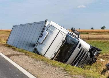 Büyük kamyon bir yan çukurda sonra trafik kazası yatıyor..