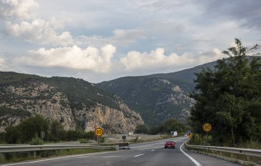 Otoyol dağlar ve bulutlu bir gökyüzü karşı. Dağ yol manzarası