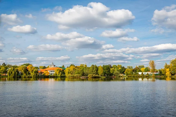 Panoramiczny Widok Niesamowity Krajobraz Jeziorem Niebieski Niebo Białe Chmury Salt — Zdjęcie stockowe