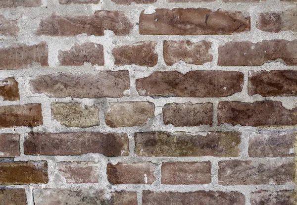 Lekeli eski tuğla duvar arka plan yıpranmış. Kaba tuğla duvar. Tonda fotoğraf
