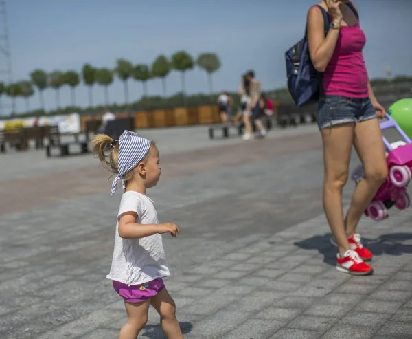 Kyiv Ucraina Giugno 2016 Bambina Che Corre Dietro Alla Madre — Foto Stock