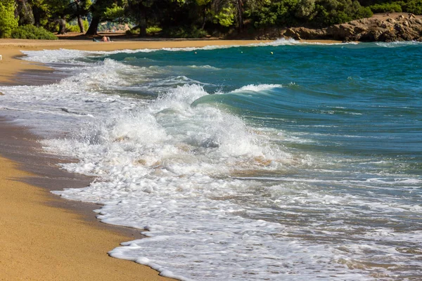 Morskie Fale Plaży Fale Pianki Małą Burzę Chalkidiki Grecja — Zdjęcie stockowe