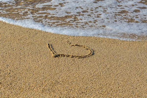 Coração Desenhado Praia Areia Molhada Parte Coração Lavada Por Uma — Fotografia de Stock