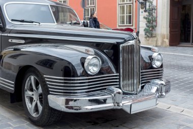 Siyah eski okul eski model araba eski Budapeşte şehir sokak Park