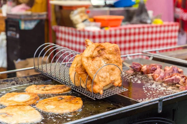 Fuarı'nda geleneksel Macarca sokak gıda Langos. Kızartma yağı kaynar suda Langos