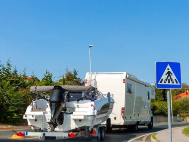 Kamyonet ve karavan ile Istria, Hırvatistan için yolda Otomotiv römork üzerinde motorlu tekne
