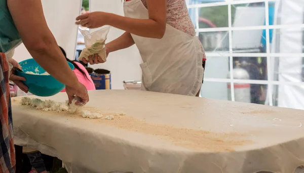 Ev yapımı meyveli turta hamuru üzerinde geleneksel keten masa örtüsü süzme peynir pasta ve diğer pasta yapmak için hazır. Kadınlar kadar masa örtüsü ile hamur rulo. Pasta hamuru yapma. Geleneksel Macar tarifi.