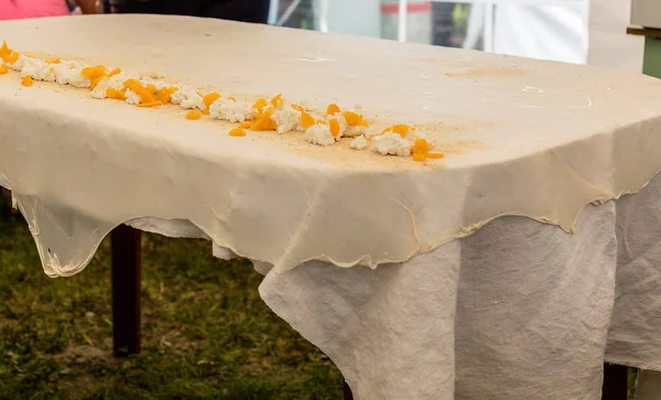 Ev yapımı meyveli turta hamuru üzerinde geleneksel keten masa örtüsü süzme peynir pasta ve diğer pasta yapmak için hazır. Maddeler doldurma - süzme peynir, fındık, şeftali. Geleneksel Macar tarifi