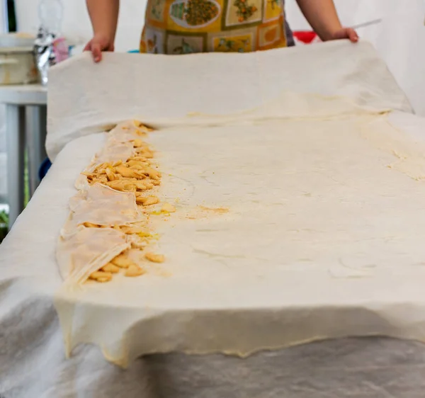 Hausgemachter Strudelteig Auf Einem Traditionellen Leinentischtuch Fertig Für Quarkkuchen Und — Stockfoto