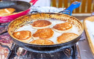 Bir tavada kızarmış Kırmızı krep