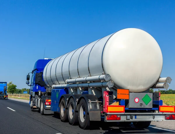 Büyük otomotiv yakıt tankeri kamyon karayolu üzerinde sürme. Yakıt ulaşım