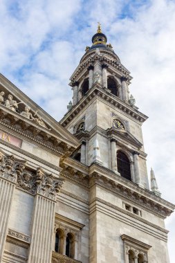 Cephe Saint Stephen Bazilikası, çan kulesi ile bir saat parçası. St. Stephen Bazilikası - Budapeşte, Macaristan için en büyük Roma Katolik Kilisesi.