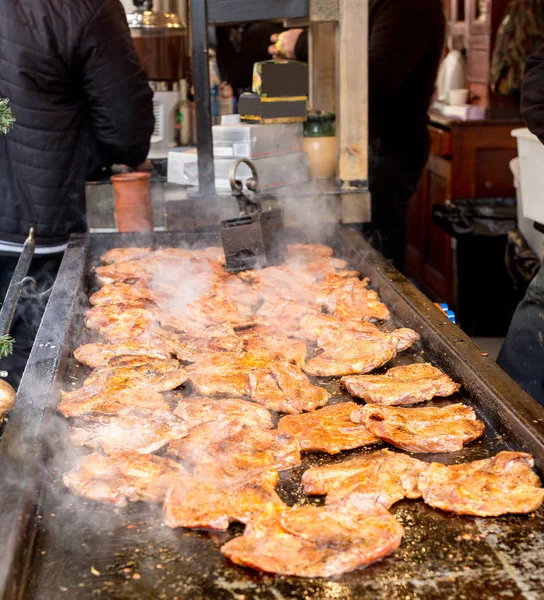 Šťavnaté maso steaky grilování grilování vintage železným gril stiskněte, na street food festivalu — Stock fotografie