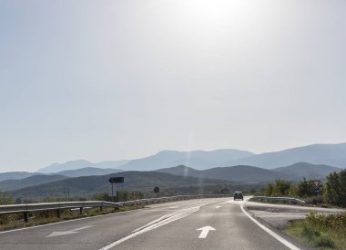 Arka plan Dağları'nın yalnız araba ile asfalt yol. Metin için yer