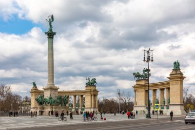 Budapeşte, Macaristan - 13 Mart 2016: Kahramanlar Meydanı - Budapeşte 'nin büyük meydanı. Önemli Macar ulusal liderlerinin ikonik heykel kompleksi. Turist grupları etrafı geziyor.