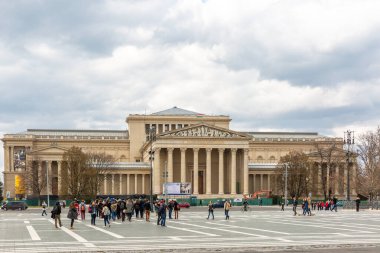 Budapeşte, Macaristan - 13 Mart 2016: Kahramanlar Meydanı - Budapeşte 'nin büyük meydanı. Güzel Sanatlar Müzesi. Turist grupları etrafı geziyor.