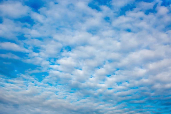 Niebieskie Niebo Białymi Chmurami Delikatne Tło Nieba — Zdjęcie stockowe