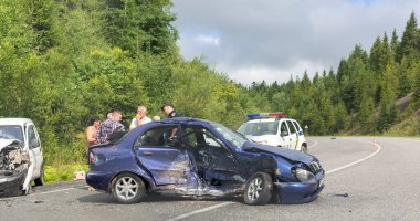 Svalyava, Ukrayna. 11 Ağustos 2019, ölümcül trafik kazası. Gerçek olay. Yolda iki araba kaza yaptı. Polis memuru, trafik kazasına katılanları ve tanıkları sorguluyor.