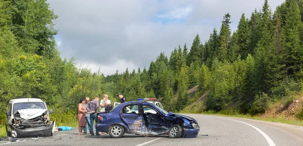Svalyava, Ukrayna. 11 Ağustos 2019, ölümcül trafik kazası. Gerçek olay. Yolda iki araba kaza yaptı. Polis memuru, trafik kazasına katılanları ve tanıkları sorguluyor.