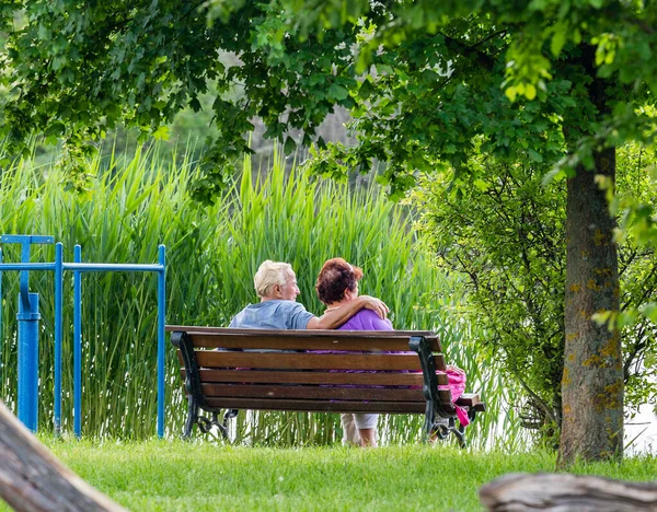 Nyiregyhaza Ungarn April 2019 Glückliches Seniorenpaar Auf Bank Park Mann — Stockfoto