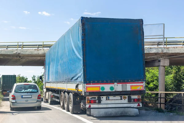 蓝色的轨道试图通过高架道路下 卡车与桥相撞 免版税图库照片