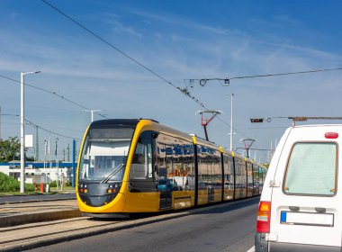 Modern sarı tramvay, Budapeşte 'de şehir taşımacılığı trafiği.