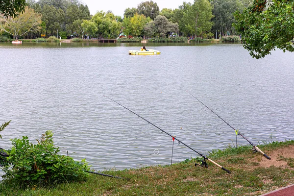 Duas Varas Pesca Montadas Suporte Montadas Margem Lago Bela Vista — Fotografia de Stock