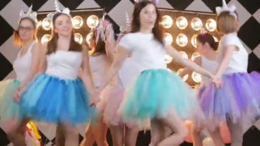 Yuvarlak dansta neşeli Kafkas modeller, düğün öncesi bekarlığa veda partisinde yürüyen gelin.