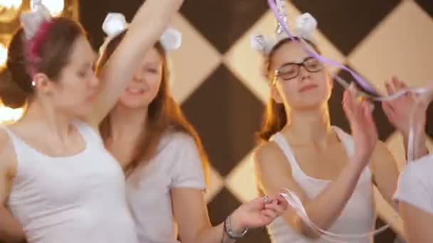 Grupp kväll ute möhippa flickor dansa, fira och ha kul på varm gräns ljus bakgrund — Stockvideo
