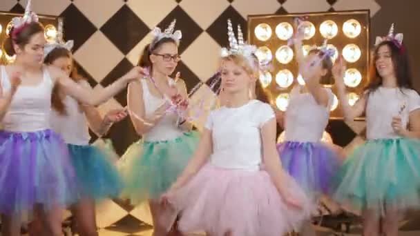Skupina nočních děvčat v pestrobarevné sukni, smějící se na teplém pozadí pohraničního světla. Světlý model se baví, slaví. — Stock video