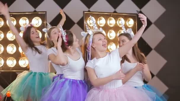 Lifestyle-Gruppe Portrait lustige Mädchen Nacht Party Freunde Selfies machen — Stockvideo
