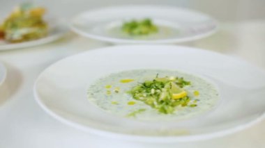 okroshka ve draniki lezzetli sıcak yemek sunumu