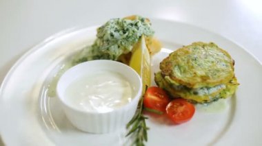 ekşi krema sosu Slav yemekleri öğle yemeği menüsü ile Pancakes