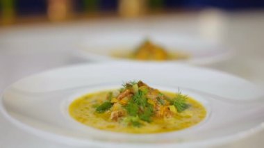 chanterelles ve julienne orman mantar - restoranın öğle yemeği menüsü ile mantar çorbası