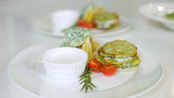 Crêpes de pommes de terre chaudes et soupe au fromage délicieux menu savoureux dîner — Video