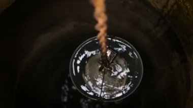 kova iyi bir köyden yükselen bir zincir temiz su