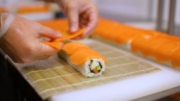 Zalm Philadelphia sushi roll voorbereiding — Stockvideo