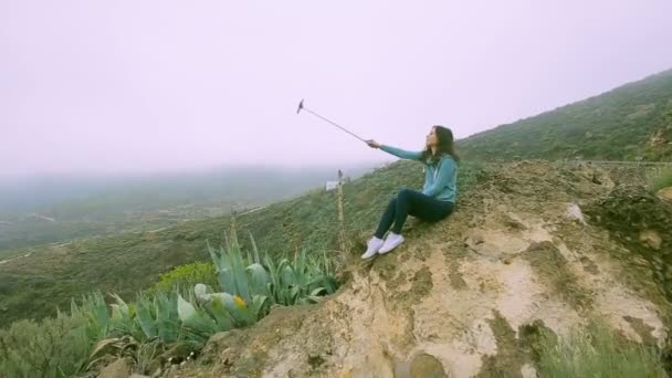Ηφαιστειακή ζούγκλα κορίτσι απολαμβάνει Γκραν Κανάρια πέτρες διακοπές — Αρχείο Βίντεο