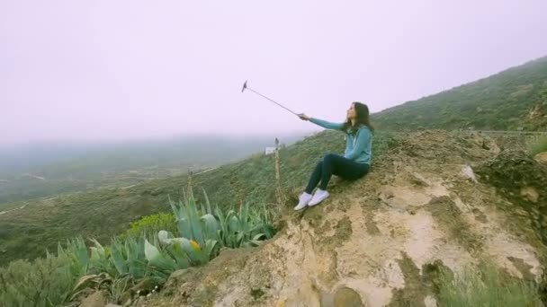 Menina da selva vulcânica goza gran canaria rochas férias — Vídeo de Stock