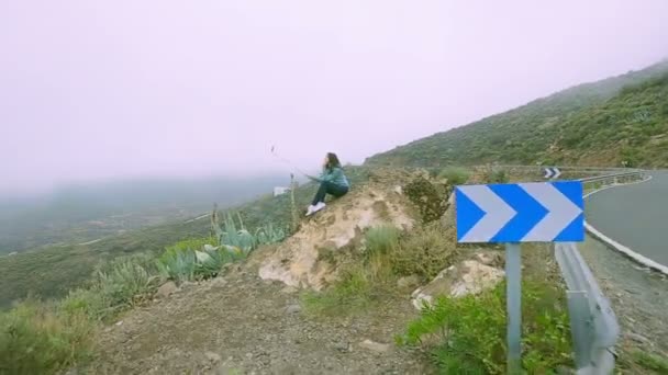 Jong meisje maken selfie op de achtergrond van de betoverende natuur van de Canarische Eilanden — Stockvideo