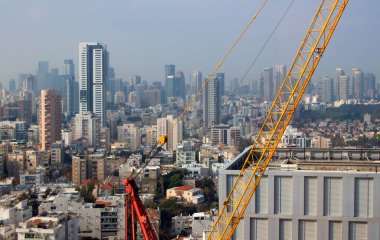 Modern şehir. Ofis binası manzaralı. Mavi gökyüzüne karşı vinç ve inşaat alanı. Isreal, Ramat-gan.