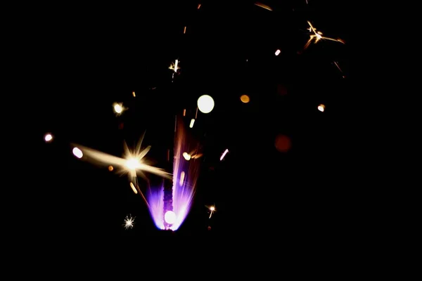 暗闇の中で線香花火の輝き — ストック写真