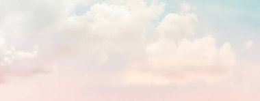 Yumuşak kabarık bulutlu açık renkli gökyüzü rüya gibi ve sakin bir atmosfer yaratıyor..