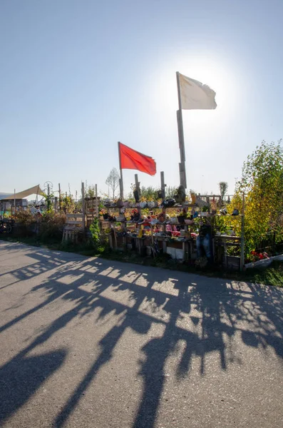 Giardinaggio Urbano Due Bandiere Davanti Progetto Giardinaggio Con Retroilluminazione — Foto Stock